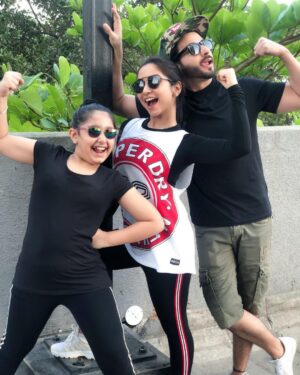 Dheeraj Dhoopar Instagram - Told you not to grow up so fast, you didn’t listen 🤦🏻‍♀️ 
But you grew up into this lovely human being that we can’t complain ❤️🧿 It’s not unknown to you & the world that we love you to bits .. you will always be our baby girl not matter how old & tall you grow !!! Happy birthday @arorasamaira29 ❤️❤️
Now move in with us na please !?!