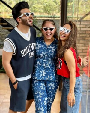 Dheeraj Dhoopar Instagram - Told you not to grow up so fast, you didn’t listen 🤦🏻‍♀️ 
But you grew up into this lovely human being that we can’t complain ❤️🧿 It’s not unknown to you & the world that we love you to bits .. you will always be our baby girl not matter how old & tall you grow !!! Happy birthday @arorasamaira29 ❤️❤️
Now move in with us na please !?!