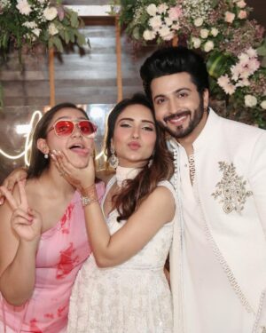 Dheeraj Dhoopar Instagram - Told you not to grow up so fast, you didn’t listen 🤦🏻‍♀️ 
But you grew up into this lovely human being that we can’t complain ❤️🧿 It’s not unknown to you & the world that we love you to bits .. you will always be our baby girl not matter how old & tall you grow !!! Happy birthday @arorasamaira29 ❤️❤️
Now move in with us na please !?!