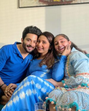 Dheeraj Dhoopar Instagram - Told you not to grow up so fast, you didn’t listen 🤦🏻‍♀️ 
But you grew up into this lovely human being that we can’t complain ❤️🧿 It’s not unknown to you & the world that we love you to bits .. you will always be our baby girl not matter how old & tall you grow !!! Happy birthday @arorasamaira29 ❤️❤️
Now move in with us na please !?!