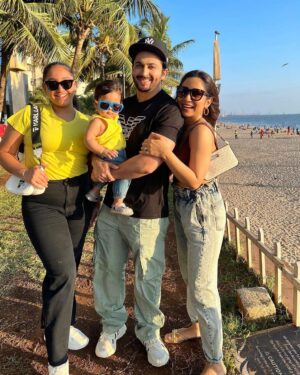 Dheeraj Dhoopar Instagram - Told you not to grow up so fast, you didn’t listen 🤦🏻‍♀️ 
But you grew up into this lovely human being that we can’t complain ❤️🧿 It’s not unknown to you & the world that we love you to bits .. you will always be our baby girl not matter how old & tall you grow !!! Happy birthday @arorasamaira29 ❤️❤️
Now move in with us na please !?!