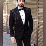 Dheeraj Dhoopar Instagram - Do you believe in love at first sight, or should I walk by again ? Wearing : @bharat_reshma for Rab Se Hai Dua !