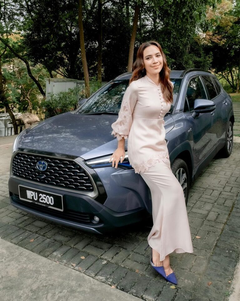 Diana Danielle Instagram - Did you know? 🤔 The Hybrid charges on its own! 🔋 Your foot on the brakes does more than just stopping the car, it charges it too! With no plug-in required. Drop by your nearest Toyota showroom to experience it! 🚙⚡️💨 #CorollaCross HybridElectric #ToyotaMY @toyotamy