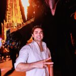 Diego Tinoco Instagram - “Hijo, nos puedes llevar a los estudios universales plz?” 🥺❤️ Gracias por la aventura @horrornights @raul_bllamas 👻 Los Angeles, California