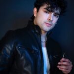 Diego Tinoco Instagram - El cambio duele, pero nada duele tanto como quedarse atrapado en un lugar donde no perteneces 🎭