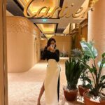 Diipa Khosla Instagram - 48 hours in Abu Dhabi with @cartier 🌹 Are you team dress red or dress black&white Red look: Wearing @hamdaalfahim @anayah_jewellery @aminamuaddiofficial Styled by @tanghavri Hair by @aamirnaveedhair Makeup by @iamgigiiiii Black & white look: Wearing @elisabettafranchi @anayah_jewellery @daccori_ Styled by @tanghavri Louvre, Abu Dhabi