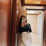 Diipa Khosla Instagram – 48 hours in Abu Dhabi with @cartier 🌹
Are you team dress red or dress black&white

Red look:
Wearing @hamdaalfahim @anayah_jewellery @aminamuaddiofficial 
Styled by @tanghavri 
Hair by @aamirnaveedhair 
Makeup by @iamgigiiiii 

Black & white look:
Wearing @elisabettafranchi @anayah_jewellery @daccori_ 
Styled by @tanghavri Louvre, Abu Dhabi