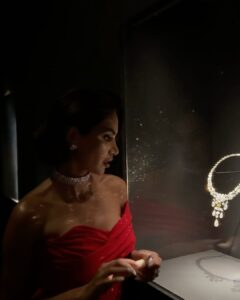 Diipa Khosla Instagram - 48 hours in Abu Dhabi with @cartier 🌹 Are you team dress red or dress black&white Red look: Wearing @hamdaalfahim @anayah_jewellery @aminamuaddiofficial Styled by @tanghavri Hair by @aamirnaveedhair Makeup by @iamgigiiiii Black & white look: Wearing @elisabettafranchi @anayah_jewellery @daccori_ Styled by @tanghavri Louvre, Abu Dhabi