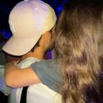 Diogo Melim Instagram – costumo ser bom com as palavras mas passei esses últimos dias sem saber o que dizer. falei no primeiro post mas só pra vocês entenderem faz 5 anos (1825 dias) que eu, a mamãe e essa princesinha, ainda bebê, fazemos a contagem regressiva dessa viagem, vendo os filmes, falando dos parques e sonhando juntos. a própria planejou cada detalhe, os lookinhos dela (separados em saquinhos), o que ela queria comer nos estados unidos, os convidados q iriam e algumas programações q não podiam faltar. nem acredito que deu tudo certo. a baixinha amou a semana de festa com a família, aproveitou cada milissegundo e ficou encantada com brilho nos olhos. que sorte poder ser pai e presenciar isso de perto. quero agradecer a minha namô linda @nandacaroll pelo amor incondicional, parceria, ajuda, paciência e companhia, a @gioconcierge nossa guia q com carinho organizou o roteiro das atrações de 14 pessoas e a @raquelcaprara @viajecom por terem orquestrado isso tudo e dado todo o suporte, sem vcs realmente nao teria sido possível. vivemos momentos inesquecíveis, to muito feliz e realizado. Disney’s Magic Kingdom