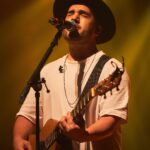 Diogo Melim Instagram - contrariando o clima frio ontem tava quente a parada. q alegria ver vcs sorrindo e cantando, vontade de dar um abraço em cada um pessoalmente. HOJE TEM PORTO ALEGRE mt gente esperou o ano inteiro por esse momento (eu inclusive) mas agora a espera acabou. vemos vcs mais tarde 🔥 Novo Hamburgo - RS