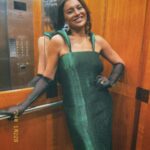 Dira Paes Instagram - Pronta pro meu close-up no @maskedsingerbr, inspirada nas divas do cinema dos anos 50, com esse lindo look do @normandooficial! Domingo vai ao ar minha participação no programa e tá bom demais. Diversão, música, risadas e cinema. O episódio tá repleto de músicas que marcaram produções cinematográficas. Tô chegandoooo, esse fim de semana, após Temperatura Máxima 💚📽️🎞️🎶