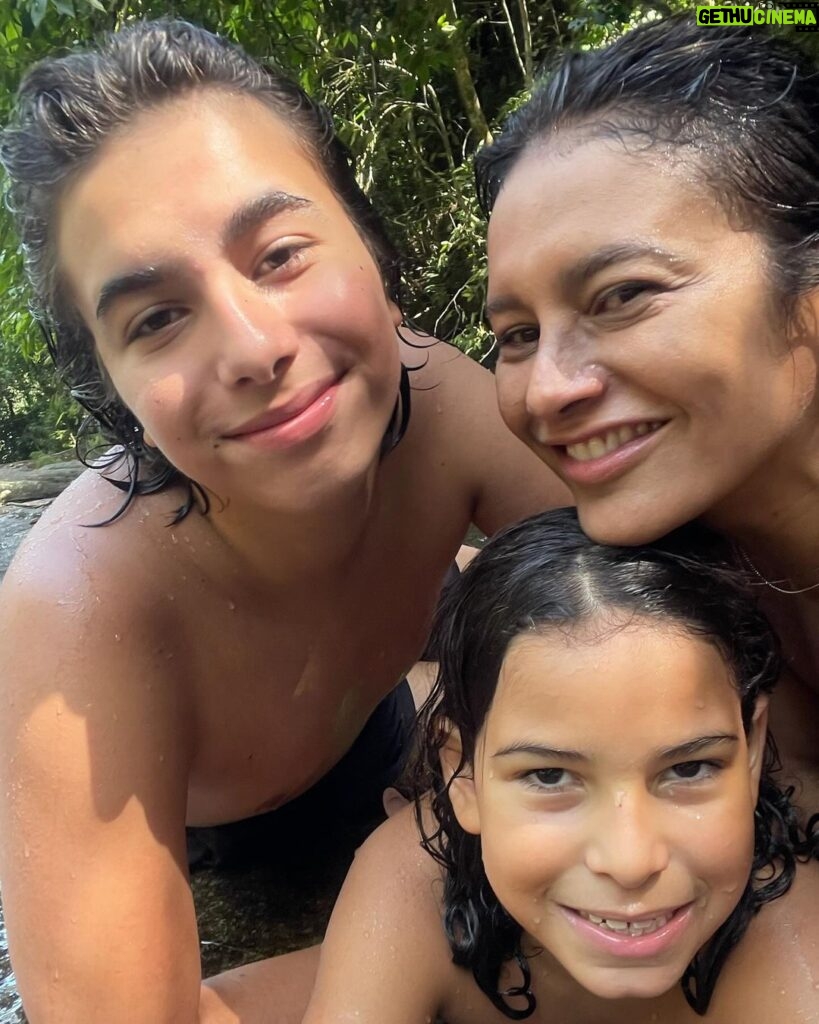 Dira Paes Instagram - Uma das maiores heranças que podemos deixar para nossos filhos, é o respeito, cuidado e amor pela natureza, pelas águas, por cada planta no chão. Sou abençoada com uma família que entende o real significado e importância de valorizar nossas riquezas naturais. Deixem seus filhos pisar no chão, sujar de terra, mergulhar nos rios, banhar nas cachoeiras. Quem se conecta com toda forma de vida, preserva e cuida do futuro. 💚 Floresta da Tijuca