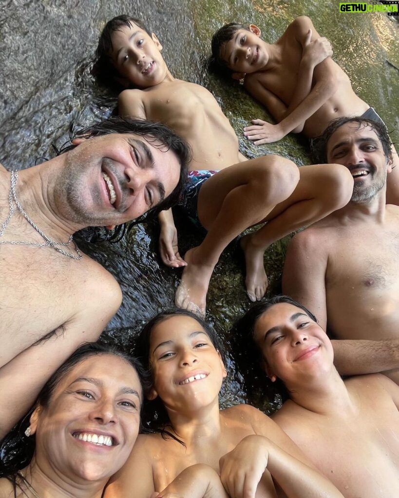 Dira Paes Instagram - Uma das maiores heranças que podemos deixar para nossos filhos, é o respeito, cuidado e amor pela natureza, pelas águas, por cada planta no chão. Sou abençoada com uma família que entende o real significado e importância de valorizar nossas riquezas naturais. Deixem seus filhos pisar no chão, sujar de terra, mergulhar nos rios, banhar nas cachoeiras. Quem se conecta com toda forma de vida, preserva e cuida do futuro. 💚 Floresta da Tijuca