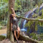 Dira Paes Instagram - Camuflada de vida 🍃🌿 📸 @baiao.pablo Mata Atlântica
