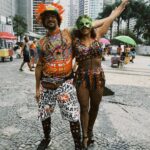Dira Paes Instagram - Eu sou o Carnaval em cada esquina... Carnaval é o povo, é a rua, é a avenida, é o brilho, o batuque, a família, os amigos, os desconhecidos, é o abacaxi sacando dinheiro, é a sereia retocando a maquiagem, é o ambulante passando com o pesado, é escola evoluindo, é a bateria tocando, são as musas sambando, é a velha guarda, são as novas gerações, é dormir cansada e acordar pra mais. Viva a maior festa popular do mundo! ❤️