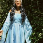 Dira Paes Instagram - Eu sou o Carnaval em cada esquina... Carnaval é o povo, é a rua, é a avenida, é o brilho, o batuque, a família, os amigos, os desconhecidos, é o abacaxi sacando dinheiro, é a sereia retocando a maquiagem, é o ambulante passando com o pesado, é escola evoluindo, é a bateria tocando, são as musas sambando, é a velha guarda, são as novas gerações, é dormir cansada e acordar pra mais. Viva a maior festa popular do mundo! ❤️