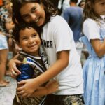 Dira Paes Instagram - Eu sou o Carnaval em cada esquina... Carnaval é o povo, é a rua, é a avenida, é o brilho, o batuque, a família, os amigos, os desconhecidos, é o abacaxi sacando dinheiro, é a sereia retocando a maquiagem, é o ambulante passando com o pesado, é escola evoluindo, é a bateria tocando, são as musas sambando, é a velha guarda, são as novas gerações, é dormir cansada e acordar pra mais. Viva a maior festa popular do mundo! ❤️