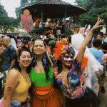 Dira Paes Instagram - Eu sou o Carnaval em cada esquina... Carnaval é o povo, é a rua, é a avenida, é o brilho, o batuque, a família, os amigos, os desconhecidos, é o abacaxi sacando dinheiro, é a sereia retocando a maquiagem, é o ambulante passando com o pesado, é escola evoluindo, é a bateria tocando, são as musas sambando, é a velha guarda, são as novas gerações, é dormir cansada e acordar pra mais. Viva a maior festa popular do mundo! ❤️