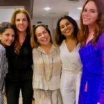 Dira Paes Instagram – Fim de semana de muita arte e amor. Show imperdível da amada @fafadbelem que está em turnê com “A Filha do Brasil”, e a peça irretocável da mana @silviabuarque e @guida_vianna, “A Menina Escorrendo dos Olhos da Mãe”, que está lotando no @teatropoeira. 

Que sorte a nossa poder celebrar e aplaudir artistas tão especiais que contribuem tanto com seus talentos para entendermos melhor da vida e das nossas emoções, seja na música, seja no teatro. Bravos 👏🏽👏🏽👏🏽👏🏽