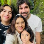 Dira Paes Instagram - Nossos programas preferidos envolvem arte, educação e família. Tão bom estar junto, participando da vida escolar dos meus filhos e percebendo os homens incríveis que estão se tornando, com informação e inclusão. ❤️