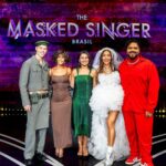 Dira Paes Instagram – Vem se divertir com a gente no @maskedsingerbr de hoje. O programa homenageia clássicos do cinema e amei participar disso tudo. E aí? Quais seus palpites para quem serão os mascarados? Hoje, após #TemperaturaMaxima. 👺🎞️🎥