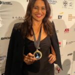 Dira Paes Instagram - Ontem, todos os indicados ao Emmy Internacional receberam uma medalha por participar do evento. Quanto orgulho ver tantos amigos e colegas recebendo essa honraria, sendo reconhecidos pelo trabalho que fazemos pela cultura e tradições do nosso país, como as novelas #Pantanal e #CaraECoragem, que agora estão no mundo. Segunda-feira saberemos qual a melhor telenovela do mundo. Vivaaaa!!! 👏🏽♥️