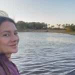 Dira Paes Instagram - O tempo passa veloz como um trem... Há um ano estávamos terminando #Pantanal e sempre me emociono quando vejo esse vídeo. Quantas lembranças maravilhosas. Hoje, acabei de chegar a NY para participar do Emmy Internacional 2023, onde nossa novela concorre ao prêmio de Melhor Novela do Mundo. Tô muito feliz. Me sinto muito privilegiada de poder viver esse momento e estar aqui representando todos os meus amigos desse elenco que eu amo, toda essa equipe maravilhosa que fez #Pantanal com muito carinho e parabenizar a todos por esse projeto que de certa maneira já é premiado por estar entre as novelas finalistas. Quero todo mundo torcendo com a gente na segunda-feira durante na cerimônia.