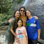 Dira Paes Instagram - Uma das maiores heranças que podemos deixar para nossos filhos, é o respeito, cuidado e amor pela natureza, pelas águas, por cada planta no chão. Sou abençoada com uma família que entende o real significado e importância de valorizar nossas riquezas naturais. Deixem seus filhos pisar no chão, sujar de terra, mergulhar nos rios, banhar nas cachoeiras. Quem se conecta com toda forma de vida, preserva e cuida do futuro. 💚 Floresta da Tijuca