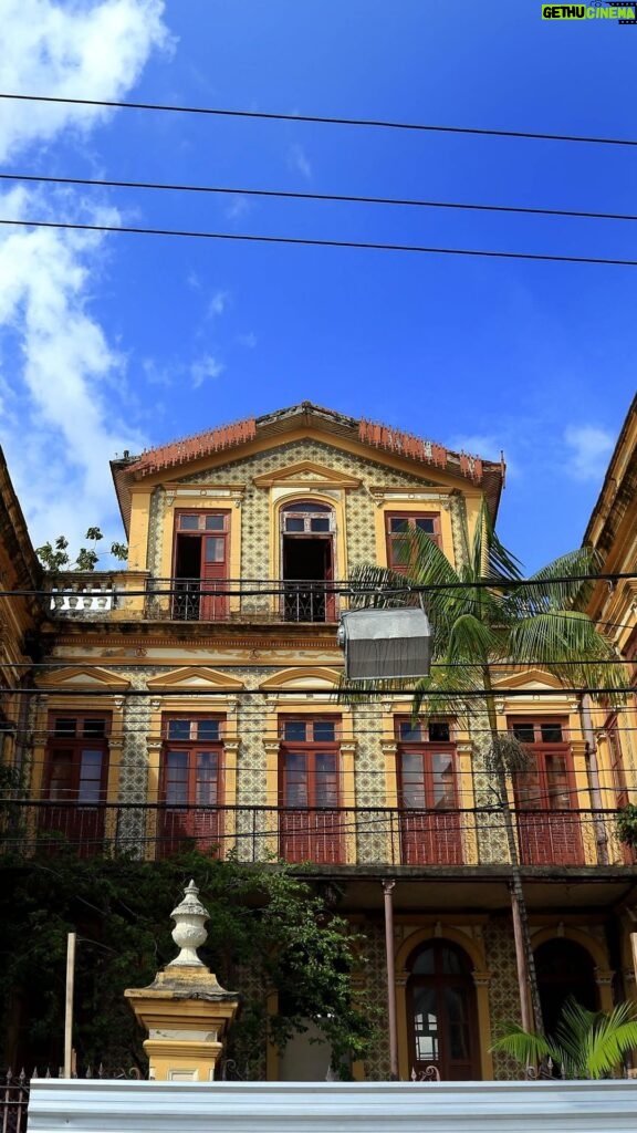 Dira Paes Instagram - Que felicidade e que orgulho de Belém. Uma cidade com uma cena artística tão potente, merecia ser contemplada com a reabertura do Palacete Pinho. A novidade é que este belíssimo patrimônio de 1897, foi restaurado e agora vai abrigar a Escola Municipal de Artes de Belém. Fico ainda mais realizada em saber que a sala de cinema da instituição foi batizada de “Dira Paes”. Eu agradeço e parabenizo a iniciativa da @prefeiturabelem e @semec.pmb, de nos presentear com o requinte desse casarão, que de fato será o lugar onde a expressão artística paraense será contemplada na sua maior plenitude e potência. Evoé... E que venham grandes artistas!!! 👏🏽👏🏽👏🏽