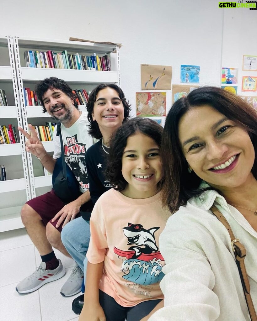 Dira Paes Instagram - Nossos programas preferidos envolvem arte, educação e família. Tão bom estar junto, participando da vida escolar dos meus filhos e percebendo os homens incríveis que estão se tornando, com informação e inclusão. ❤️