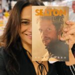 Dira Paes Instagram - Ontem foi o lançamento do livro do @seltonmello, “Eu me lembro”, parte da comemoração aos seus 40 anos de carreira e eu tive a honra de ser uma dos 40 convidados a “ajudarem” com perguntas para que Selton revisitasse a sua própria história. Te amamos e te admiramos demais, “Seu Zé Tomé” 💚💚💚 Começando a ler em 3, 2, 1…
