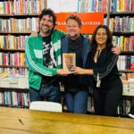 Dira Paes Instagram - Ontem foi o lançamento do livro do @seltonmello, “Eu me lembro”, parte da comemoração aos seus 40 anos de carreira e eu tive a honra de ser uma dos 40 convidados a “ajudarem” com perguntas para que Selton revisitasse a sua própria história. Te amamos e te admiramos demais, “Seu Zé Tomé” 💚💚💚 Começando a ler em 3, 2, 1…