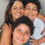 Dira Paes Instagram - Esses são meus novos bebês! Meus filhotes em “Pablo e Luizão”, nova série do @globoplay/@tvglobo, sobre as histórias deliciosas da família do @paulovieira.oficial. Vamos começar a gravar logo logo, mas já quero apresentar a vocês, esses lindos @yvesmigueloficial e @joaopedroator. Faremos muitas cenas divertidas e emocionantes juntos.