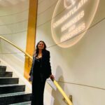 Dira Paes Instagram - Ontem, todos os indicados ao Emmy Internacional receberam uma medalha por participar do evento. Quanto orgulho ver tantos amigos e colegas recebendo essa honraria, sendo reconhecidos pelo trabalho que fazemos pela cultura e tradições do nosso país, como as novelas #Pantanal e #CaraECoragem, que agora estão no mundo. Segunda-feira saberemos qual a melhor telenovela do mundo. Vivaaaa!!! 👏🏽♥️