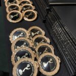 Dira Paes Instagram - Ontem, todos os indicados ao Emmy Internacional receberam uma medalha por participar do evento. Quanto orgulho ver tantos amigos e colegas recebendo essa honraria, sendo reconhecidos pelo trabalho que fazemos pela cultura e tradições do nosso país, como as novelas #Pantanal e #CaraECoragem, que agora estão no mundo. Segunda-feira saberemos qual a melhor telenovela do mundo. Vivaaaa!!! 👏🏽♥️