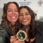 Dira Paes Instagram - Ontem, todos os indicados ao Emmy Internacional receberam uma medalha por participar do evento. Quanto orgulho ver tantos amigos e colegas recebendo essa honraria, sendo reconhecidos pelo trabalho que fazemos pela cultura e tradições do nosso país, como as novelas #Pantanal e #CaraECoragem, que agora estão no mundo. Segunda-feira saberemos qual a melhor telenovela do mundo. Vivaaaa!!! 👏🏽♥️