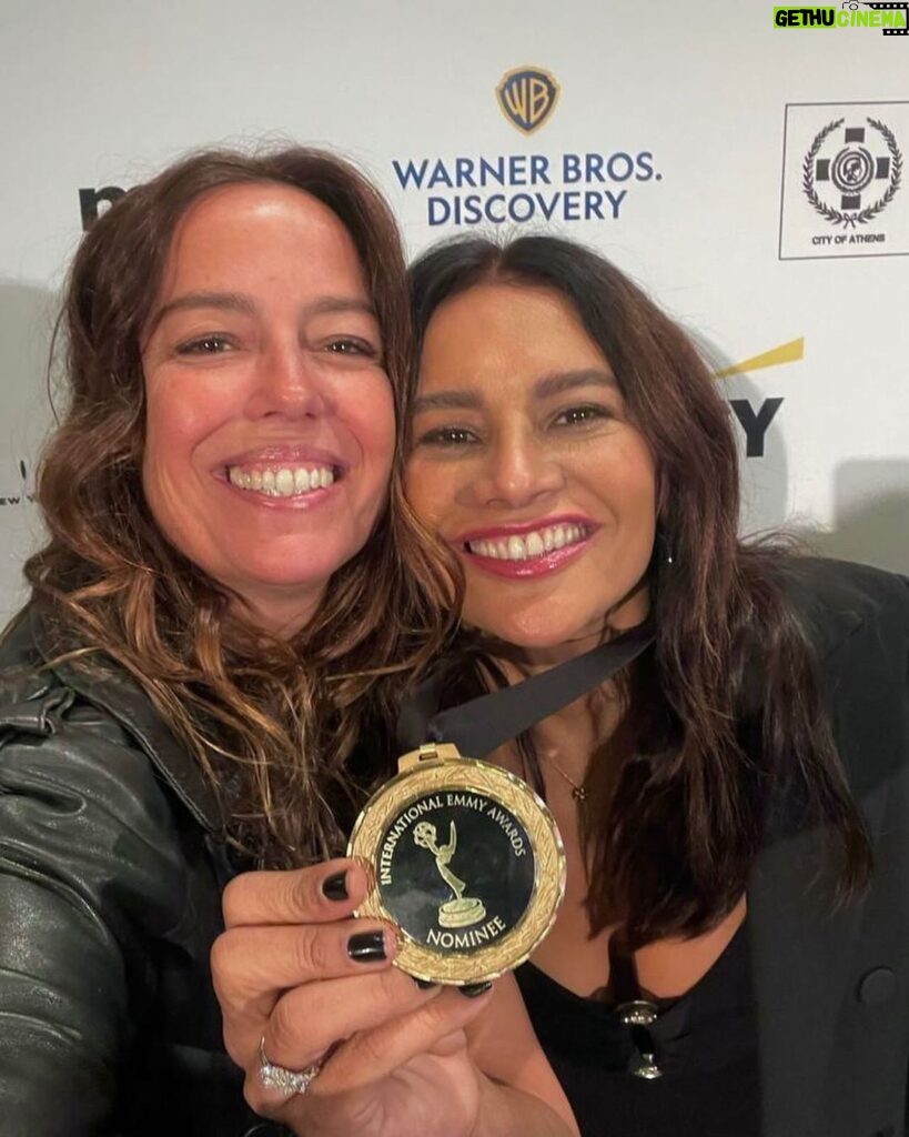 Dira Paes Instagram - Ontem, todos os indicados ao Emmy Internacional receberam uma medalha por participar do evento. Quanto orgulho ver tantos amigos e colegas recebendo essa honraria, sendo reconhecidos pelo trabalho que fazemos pela cultura e tradições do nosso país, como as novelas #Pantanal e #CaraECoragem, que agora estão no mundo. Segunda-feira saberemos qual a melhor telenovela do mundo. Vivaaaa!!! 👏🏽♥️