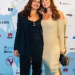 Dira Paes Instagram - Ontem, todos os indicados ao Emmy Internacional receberam uma medalha por participar do evento. Quanto orgulho ver tantos amigos e colegas recebendo essa honraria, sendo reconhecidos pelo trabalho que fazemos pela cultura e tradições do nosso país, como as novelas #Pantanal e #CaraECoragem, que agora estão no mundo. Segunda-feira saberemos qual a melhor telenovela do mundo. Vivaaaa!!! 👏🏽♥️