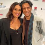 Dira Paes Instagram - Ontem, todos os indicados ao Emmy Internacional receberam uma medalha por participar do evento. Quanto orgulho ver tantos amigos e colegas recebendo essa honraria, sendo reconhecidos pelo trabalho que fazemos pela cultura e tradições do nosso país, como as novelas #Pantanal e #CaraECoragem, que agora estão no mundo. Segunda-feira saberemos qual a melhor telenovela do mundo. Vivaaaa!!! 👏🏽♥️