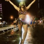 Dira Paes Instagram – Eu sou o Carnaval em cada esquina… Carnaval é o povo, é a rua, é a avenida, é o brilho, o batuque, a família, os amigos, os desconhecidos, é o abacaxi sacando dinheiro, é a sereia retocando a maquiagem, é o ambulante passando com o pesado, é escola evoluindo, é a bateria tocando, são as musas sambando, é a velha guarda, são as novas gerações, é dormir cansada e acordar pra mais. Viva a maior festa popular do mundo! ❤️