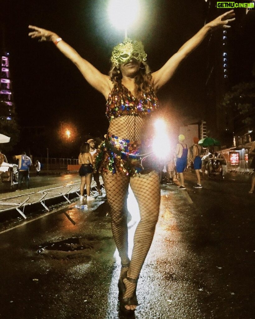 Dira Paes Instagram - Eu sou o Carnaval em cada esquina... Carnaval é o povo, é a rua, é a avenida, é o brilho, o batuque, a família, os amigos, os desconhecidos, é o abacaxi sacando dinheiro, é a sereia retocando a maquiagem, é o ambulante passando com o pesado, é escola evoluindo, é a bateria tocando, são as musas sambando, é a velha guarda, são as novas gerações, é dormir cansada e acordar pra mais. Viva a maior festa popular do mundo! ❤️