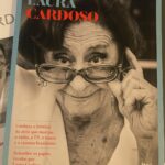 Dira Paes Instagram – Fico tão feliz em poder celebrar a vida e obra dessa mulher gigante. Laura Cardoso foi minha primeira mãe na ficção. Quando a vi pela primeira vez no teatro, eu me arrepiei dos pés ao cucuruto da cabeça. Eu nunca tinha sentido isso, foi uma catarse. Hoje ela é minha musa, amiga que eu aperto, eu cheiro e damos muita gargalhada juntas. O @globoplay acabou de lançar “Tributo – Laura Cardoso” no catálogo e tive a honra de visitá-la para um papo cheio de histórias que estão no projeto. Viva, @atrizlauracardoso e toda sua arte. Tem link nos stories pra quem quiser assistir.