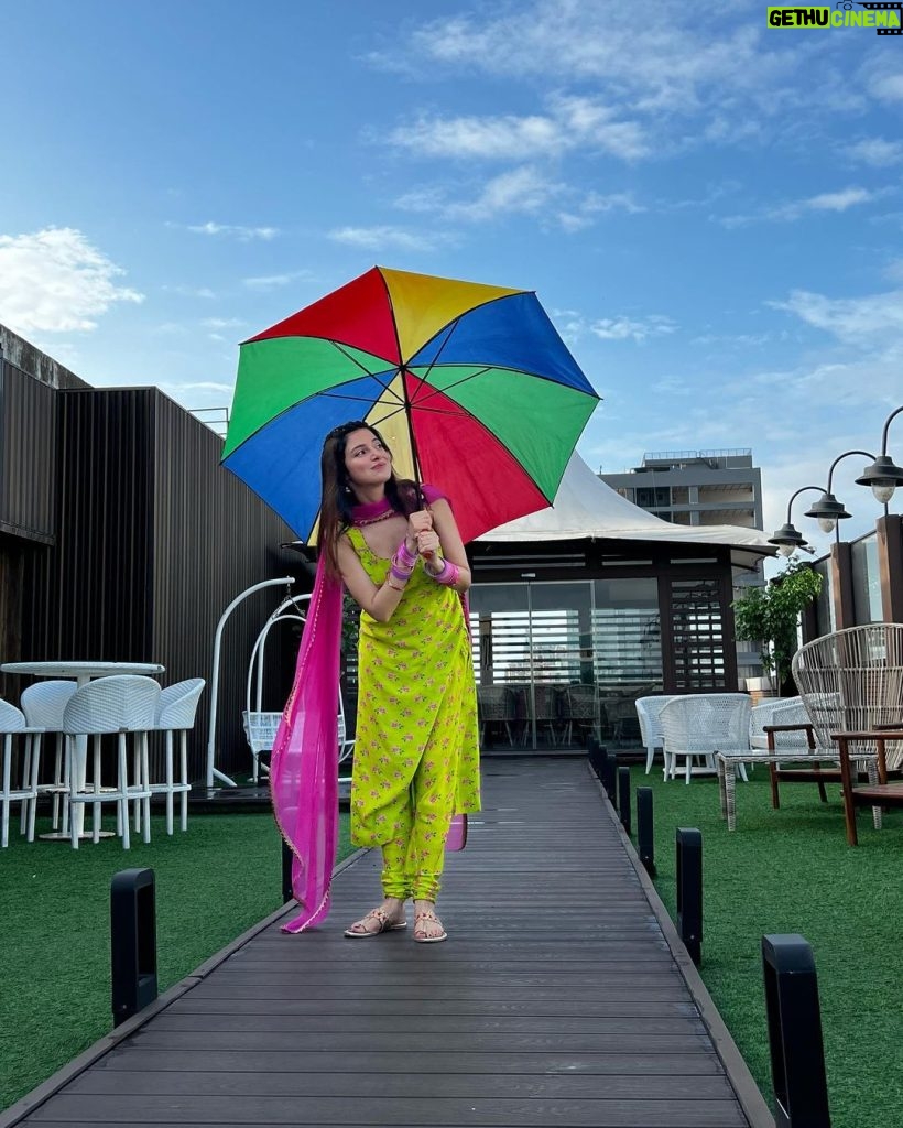 Divya Khosla Kumar Instagram - Keeping umbrella handy during #Yaariyan2 promotions kyonki Baarish unpredictable hai 🙈 PS : #SimroonTeraNaam out tomorrow at 2pm 🪷 #divyakhoslakumar