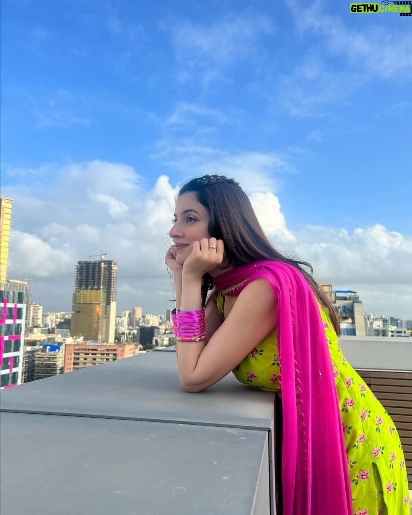 Divya Khosla Kumar Instagram - Keeping umbrella handy during #Yaariyan2 promotions kyonki Baarish unpredictable hai 🙈 PS : #SimroonTeraNaam out tomorrow at 2pm 🪷 #divyakhoslakumar