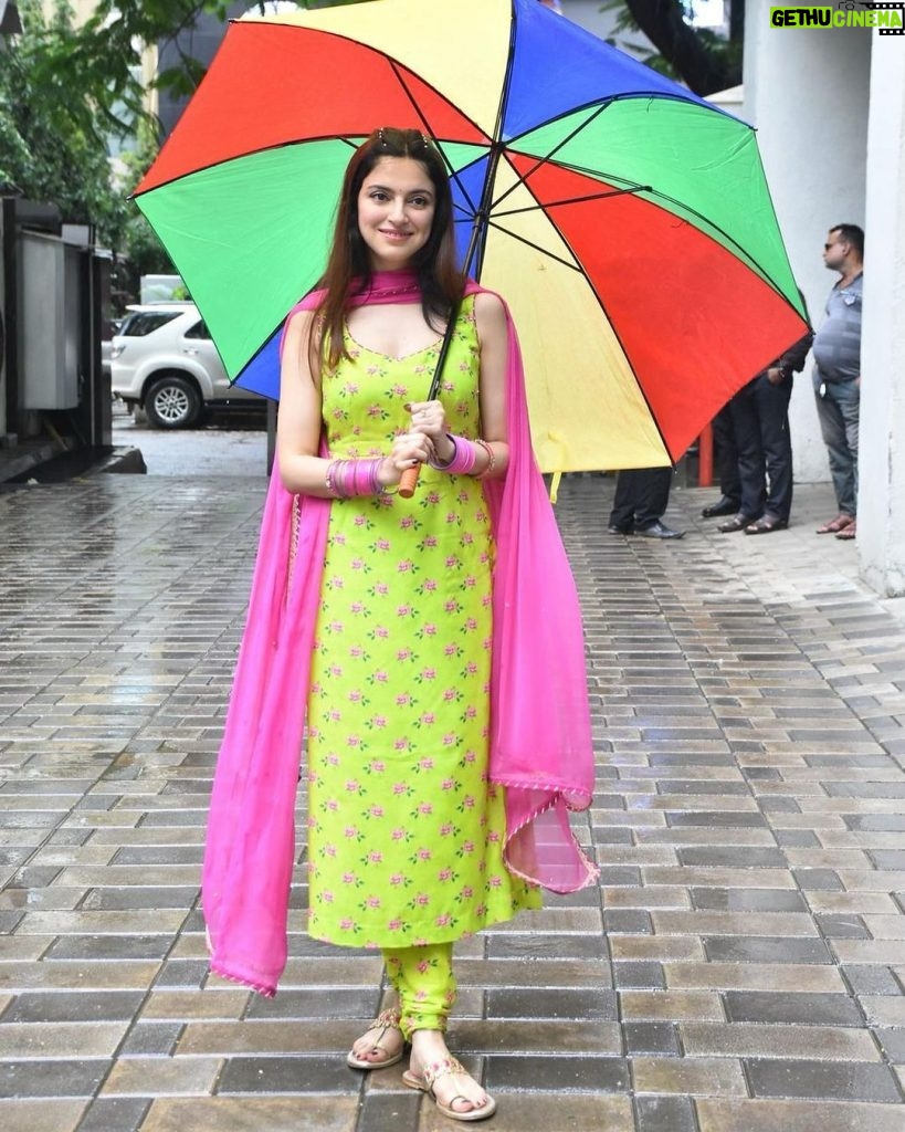 Divya Khosla Kumar Instagram - Keeping umbrella handy during #Yaariyan2 promotions kyonki Baarish unpredictable hai 🙈 PS : #SimroonTeraNaam out tomorrow at 2pm 🪷 #divyakhoslakumar