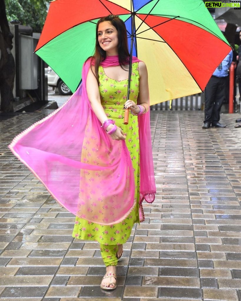 Divya Khosla Kumar Instagram - Keeping umbrella handy during #Yaariyan2 promotions kyonki Baarish unpredictable hai 🙈 PS : #SimroonTeraNaam out tomorrow at 2pm 🪷 #divyakhoslakumar