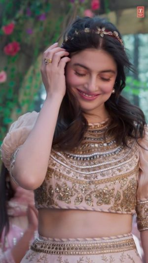 Divya Khosla Kumar Instagram - Tag your cousins who are always late for your functions🫶🏻 #yaariyan2 #divyakhoslakumar #SaureGhar