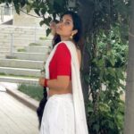 Divya Vadthya Instagram - సిరి మల్లెలు హరి నీలపు జడలో తురిమి క్షణమే యుగమై వేచి వేచి చలి పొంగులు తొలి కోకాల ముడిలో అదిమి అలసి సొలసి కన్నులు వాచీ ❤️ 👗 @srinisdesignerstudio Styling @whynotrohinirao 📸 @naga.nandini.puli #divi #divinunchi #divivadthya #vintage #love #sogasuchoodatharama #naturephotography