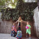 Doğa Rutkay Instagram - Sevgili dostlar, bildiğiniz gibi biz Urlada tatlış bir beldemize taşındık, 🌴ailecek ömrümüzde bir kapı araladık 🚪.Yavrularımızı doğada,yağmurda,denizde, karmaşadan stresten uzak her saniye bulutların ☁️geçişini izleyebilecekleri bir tecrübe yaşatmak istedik. Bakalım deniyoruz, olur da becerirsek çok sevinicem 👍🏼yok olmadı bakarız, malum bi Kerimcan bi ben durmadan İstanbul’a işlere koşturuyoruz🐎 Şimdiii bu postu paylaşmak istememin sebebine gelelim🤗 Dostlarr tabi işlerimiz uzadığında yavrularımızı da peşimizden sürükleyerek ailecek İstanbul da nerede kalsak, çoluk çocuk gelip gidiyoruz ne yapsam diye düşünürken karşıma @missafir çııktı! Tam bize-çocuklara uygun bahçeli, sıcacık çok rahat ettiğimiz merkezi bir ev bulduk ve yerleştik🪴. Rezervasyondan karşılamaya kadar tüm süreçte desteklerinden çok memnun kaldık. Karşılamadan, temizliğe, 7/24 iletişim desteğiyle sahiden kusursuz bir “ev hissi” deneyimi yaşadık👍🏼🌟💫 Bu vesileyle tüm ekibe ve bu güzel oluşuma teşekkür etmek istedim 🧿 Türkiye ve yurt dışında ev rahatlığında konaklama için @missafir’e bakabilirsiniz benden caanı gönülden bir #tavsiye! Okullar ara tatil olunca yine ailecek İstanbulda’yız bu sefer hangi @missafir 🏡evinde kalsak acaba?😬😍 #tavsiye #reklam Istanbul, Turkey