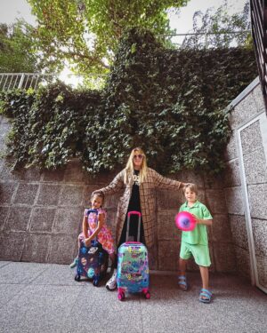 Doğa Rutkay Instagram - Sevgili dostlar, bildiğiniz gibi biz Urlada tatlış bir beldemize taşındık, 🌴ailecek ömrümüzde bir kapı araladık 🚪.Yavrularımızı doğada,yağmurda,denizde, karmaşadan stresten uzak her saniye bulutların ☁️geçişini izleyebilecekleri bir tecrübe yaşatmak istedik.
Bakalım deniyoruz, olur da becerirsek çok sevinicem 👍🏼yok olmadı bakarız, malum bi Kerimcan bi ben durmadan İstanbul’a işlere koşturuyoruz🐎
Şimdiii bu postu paylaşmak istememin sebebine gelelim🤗
Dostlarr tabi işlerimiz uzadığında yavrularımızı  da peşimizden sürükleyerek ailecek İstanbul da nerede kalsak, çoluk çocuk gelip gidiyoruz ne yapsam diye düşünürken karşıma @missafir çııktı!
Tam bize-çocuklara uygun bahçeli, sıcacık çok rahat ettiğimiz merkezi bir ev bulduk ve yerleştik🪴. Rezervasyondan karşılamaya kadar tüm süreçte desteklerinden çok memnun kaldık. Karşılamadan, temizliğe, 7/24 iletişim desteğiyle sahiden kusursuz bir “ev hissi” deneyimi yaşadık👍🏼🌟💫
Bu vesileyle tüm ekibe ve bu güzel oluşuma teşekkür etmek istedim 🧿
Türkiye ve yurt dışında ev rahatlığında konaklama için @missafir’e bakabilirsiniz benden caanı gönülden bir #tavsiye!
Okullar ara tatil olunca yine ailecek İstanbulda’yız bu sefer hangi @missafir 🏡evinde kalsak acaba?😬😍
#tavsiye
#reklam